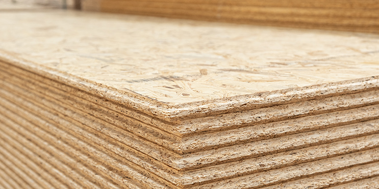 Uebereinanderliegende OSB-Platten mit typischer Struktur auf einem Stapel